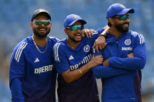 Gavaskar Calls for Kuldeep Yadav's Inclusion in 2nd Test Amid Bumrah Fitness Concerns, Urges India Lineup Changes After Defeat