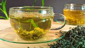 Green Tea vs. Black Tea: Unlocking the Gut Health and Blood Sugar Secrets