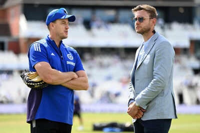 Stuart Broad discussing cricket strategy with Morne Morkel