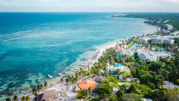Turquoise waters and white sand beaches of Cancun