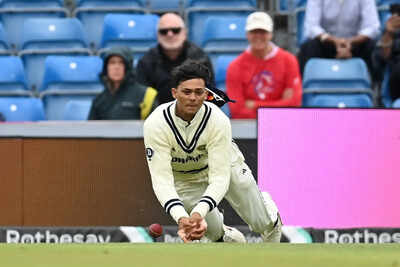 Yashasvi Jaiswal dropping a catch during the Headingley Test