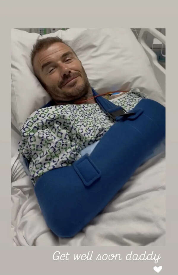 David Beckham Undergoes Surgery for Lingering Wrist Injury; Victoria Shares Supportive Hospital Photo
Hoặc:
Victoria Beckham Shares Photo as David Recovers from Surgery Related to Old Wrist Injury